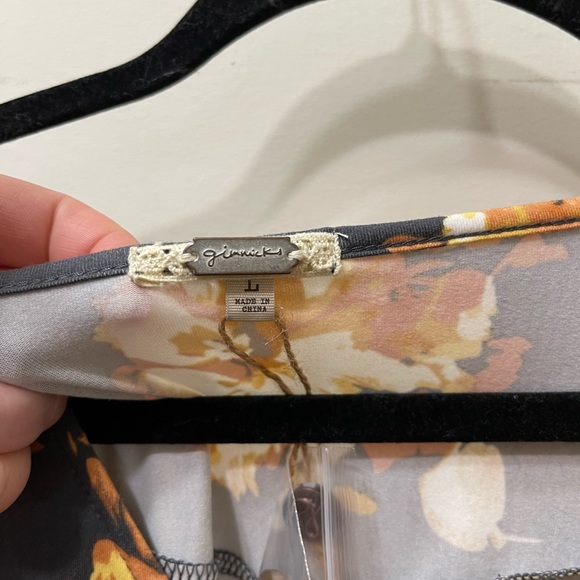 Gimmick Brand - Floral Top - Picture 3 of 5